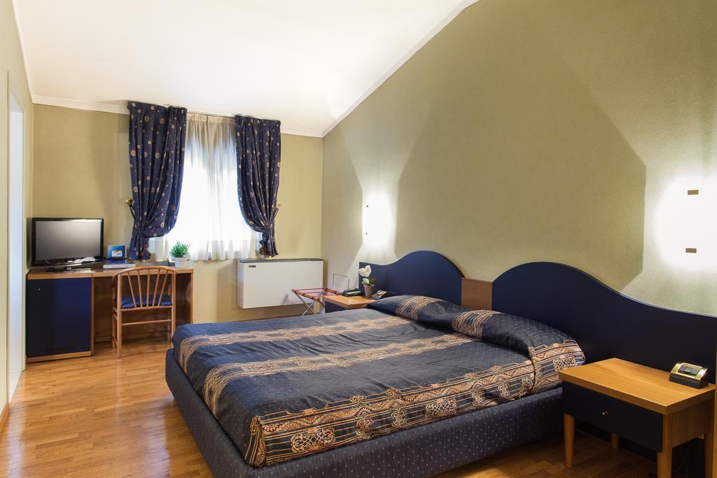 Hotel Gambara Habitación foto